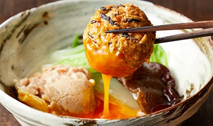 あっさり和風とんこつ黄身だれで楽しむ鶏団子鍋