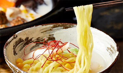 あっさり和風とんこつ黄身だれで楽しむ鶏団子鍋