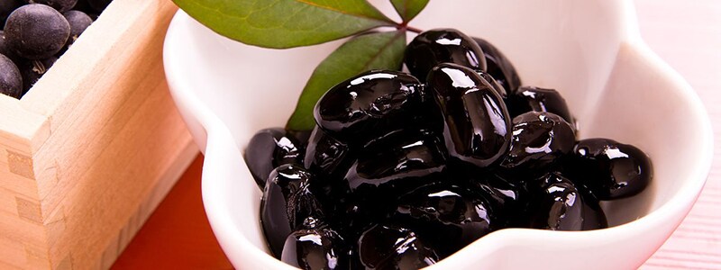 おせち料理に「黒豆」を入れる意味・由来は?作り方のポイントや保存方法も解説