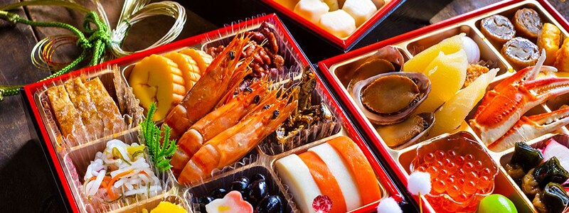おせち料理を重箱(四段重)に入れる意味は?詰め方や盛り付けのポイントを紹介