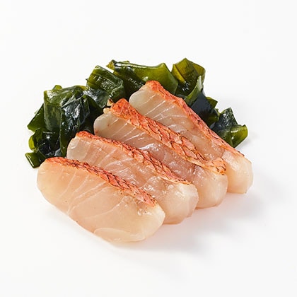 金目鯛の焼霜造り わかめ添え