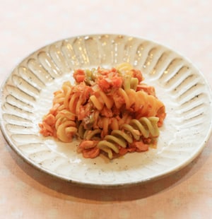 彩り野菜と鮭のおしゃれトマトパスタ
