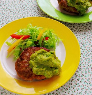 高野豆腐入りハンバーグ アボカドソース